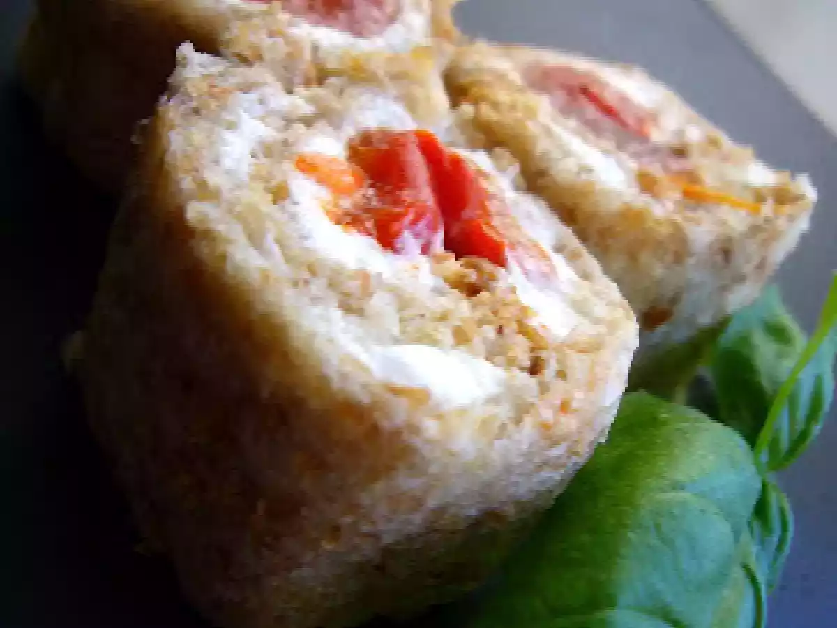 Petits roulés au fromage de chèvre frais et aux poivrons