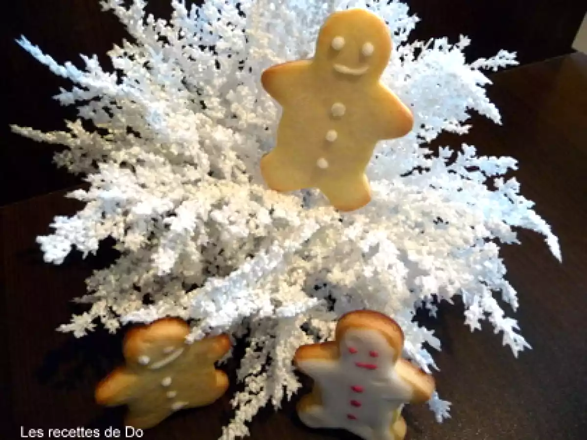 Petits sablés accompagnés de leur glaçage