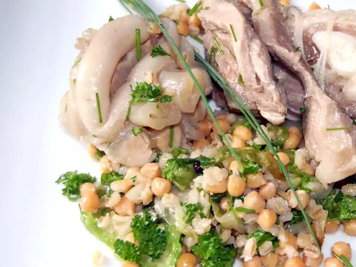 Pied et blanquette de veau aux pois chiches et à l'orge.
