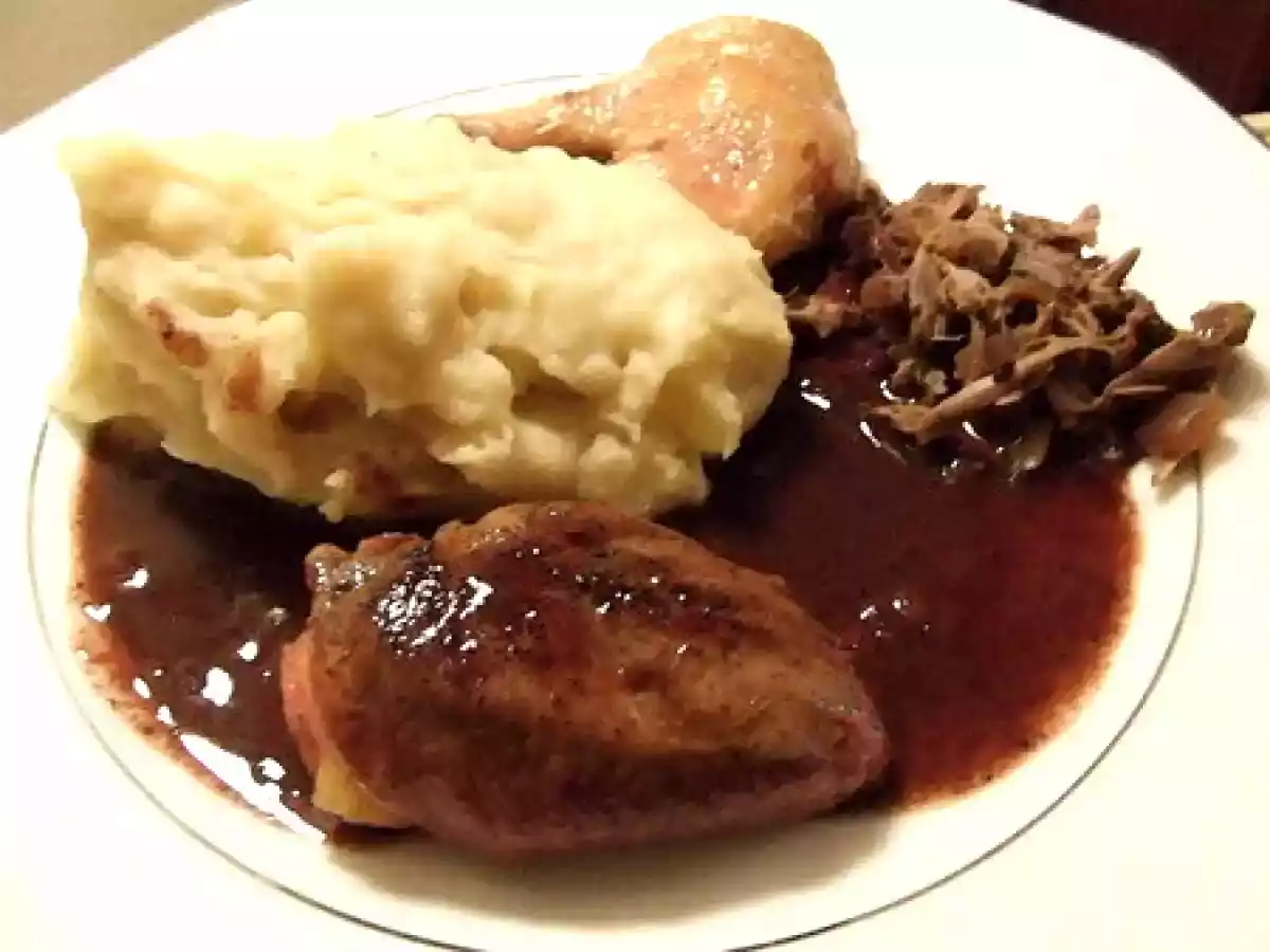 Pigeon en trois cuissons, écrasée de pommes de terre, sauce vin & chocolat, 