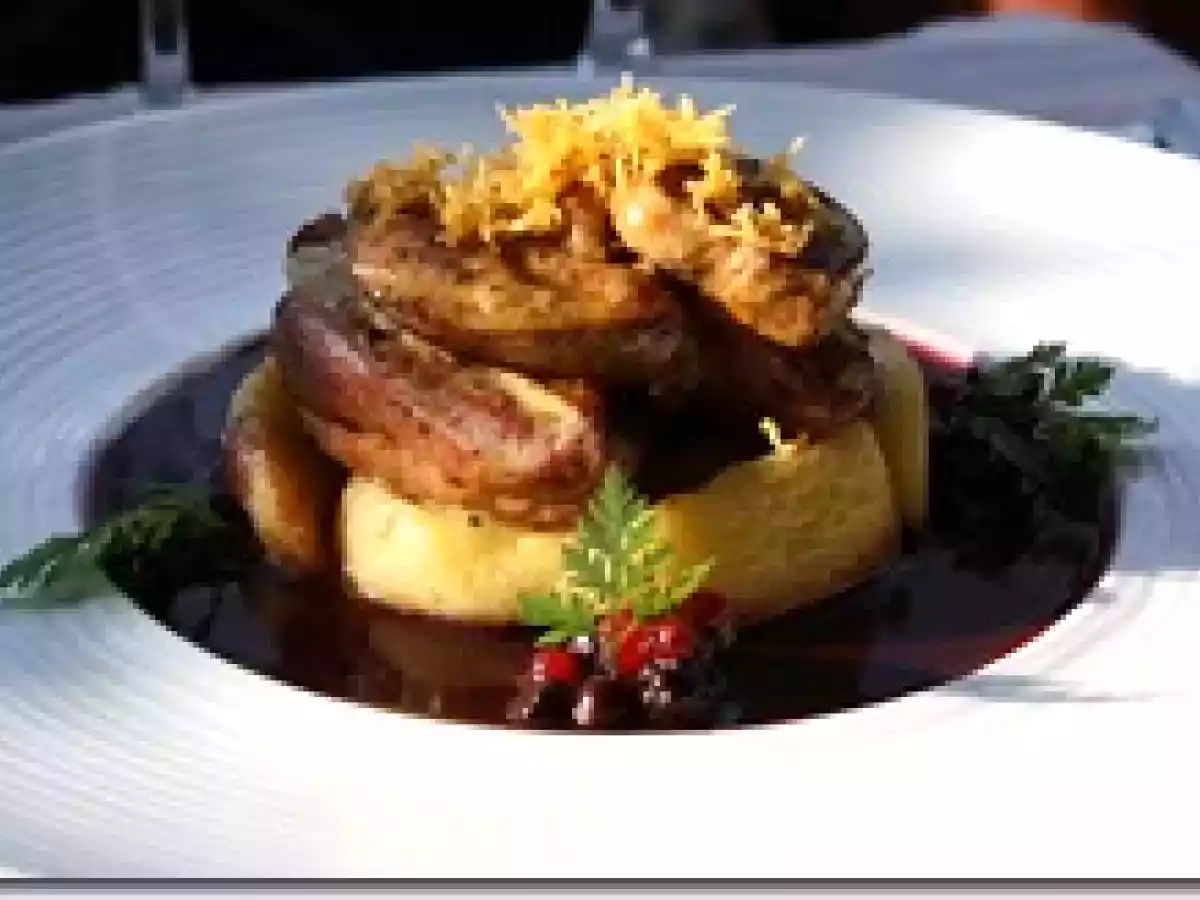 Pigeon et Foie Gras Poêlés sur Pommes Confites et Sauce Merlot