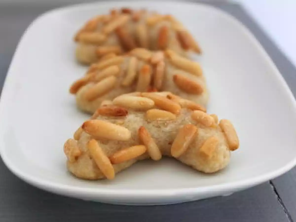 Pignolats (croissants de lunes aux pignons)