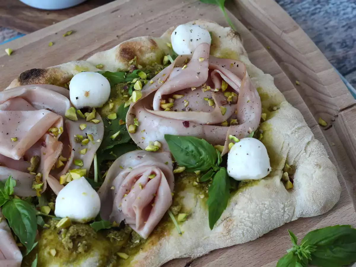 Pinsa au pesto et à la mortadelle, prête en 10 minutes!