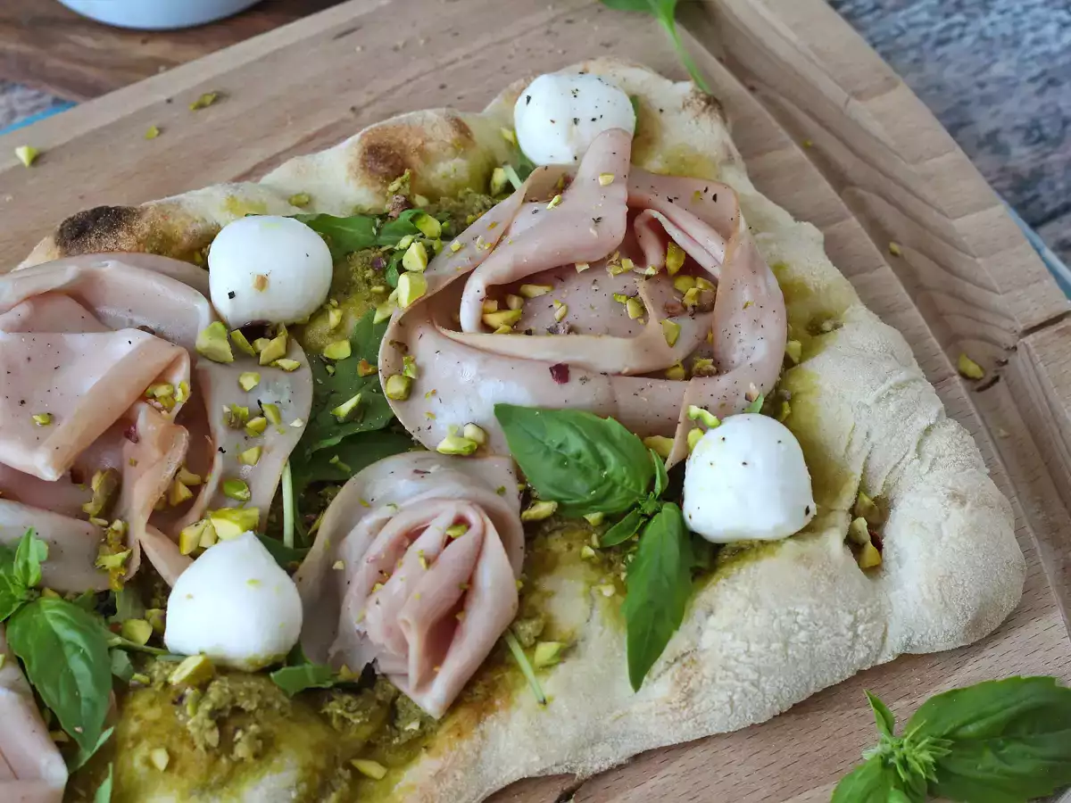 Pinsa au pesto et à la mortadelle, prête en 10 minutes!