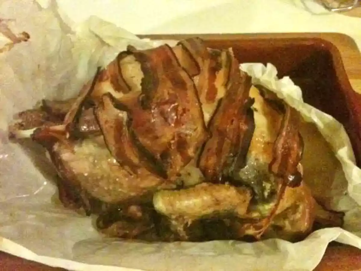 Pintade aux herbes aromatiques et au jambon cru