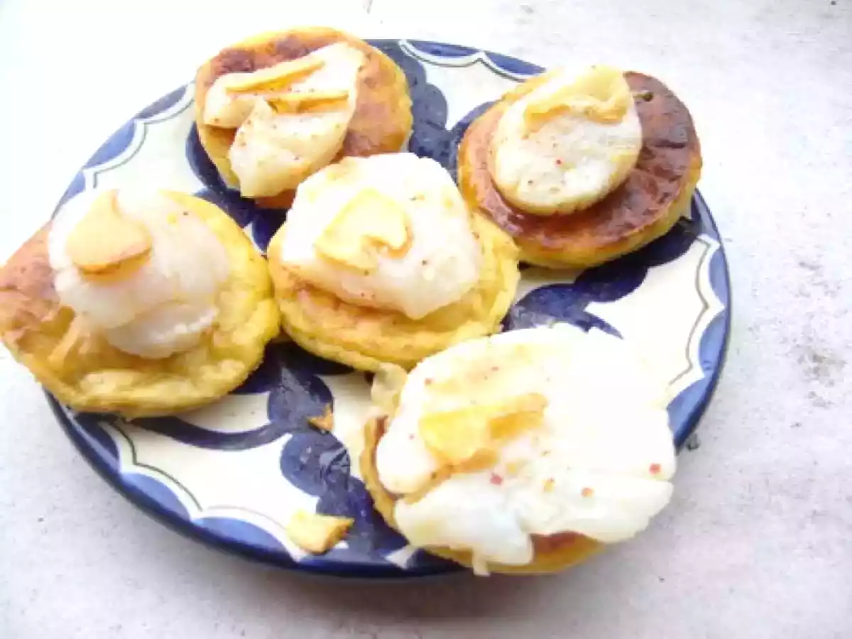 Pintxos : noix de Saint-Jacques à l?ail et au piment d?Espelette et mini cake au poireau