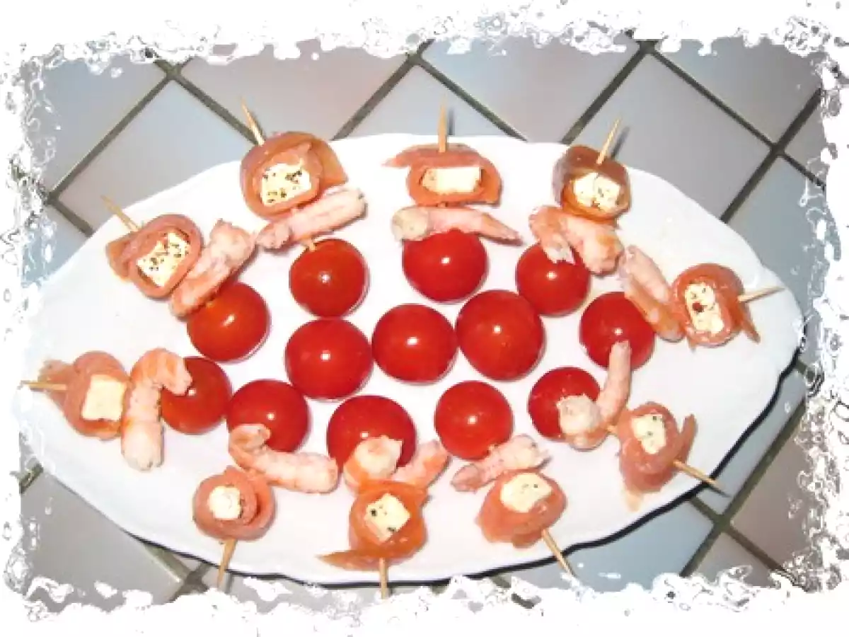 Piques apéritives de saumon, feta et crevettes