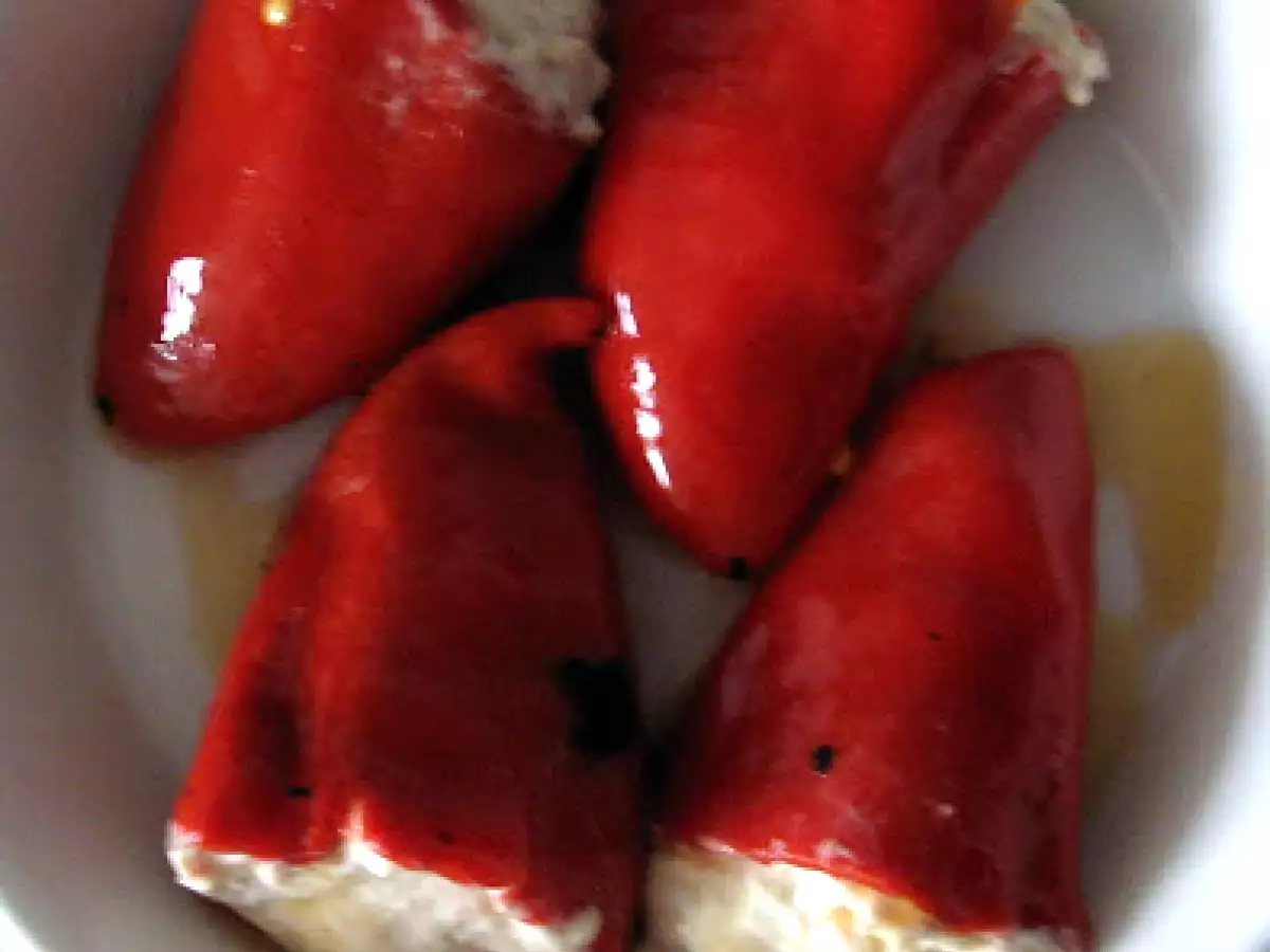 Piquillos del pimentos rellenos de bonito