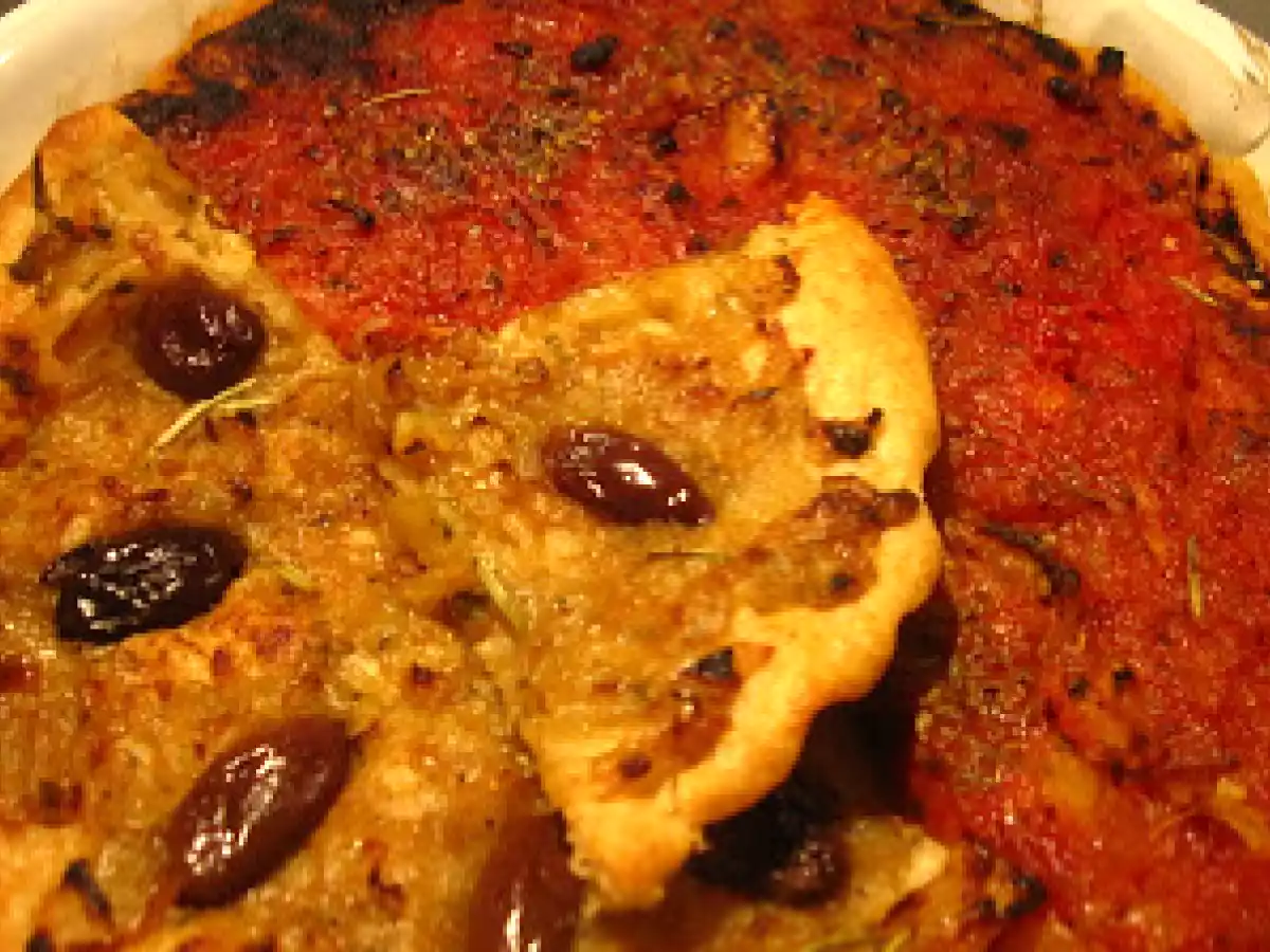 Pissaladière monégasque, pissaladière niçoise.