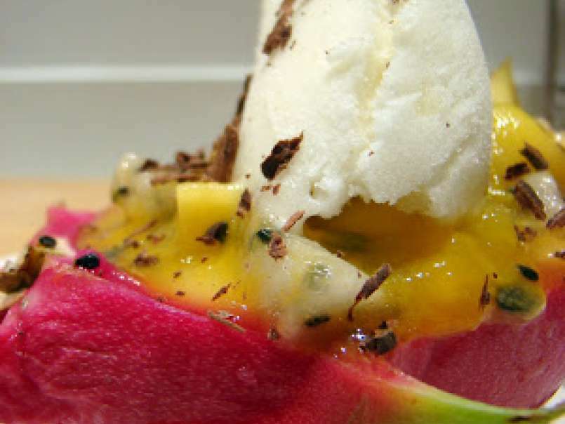 Pitahaya, mangues, fruits de la passion, salade de fruits haute en couleurs et en craquant, photo 1