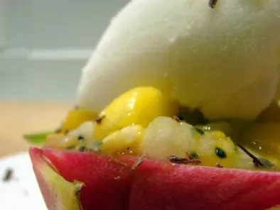 Pitahaya, mangues, fruits de la passion, salade de fruits haute en couleurs et en craquant, photo 2