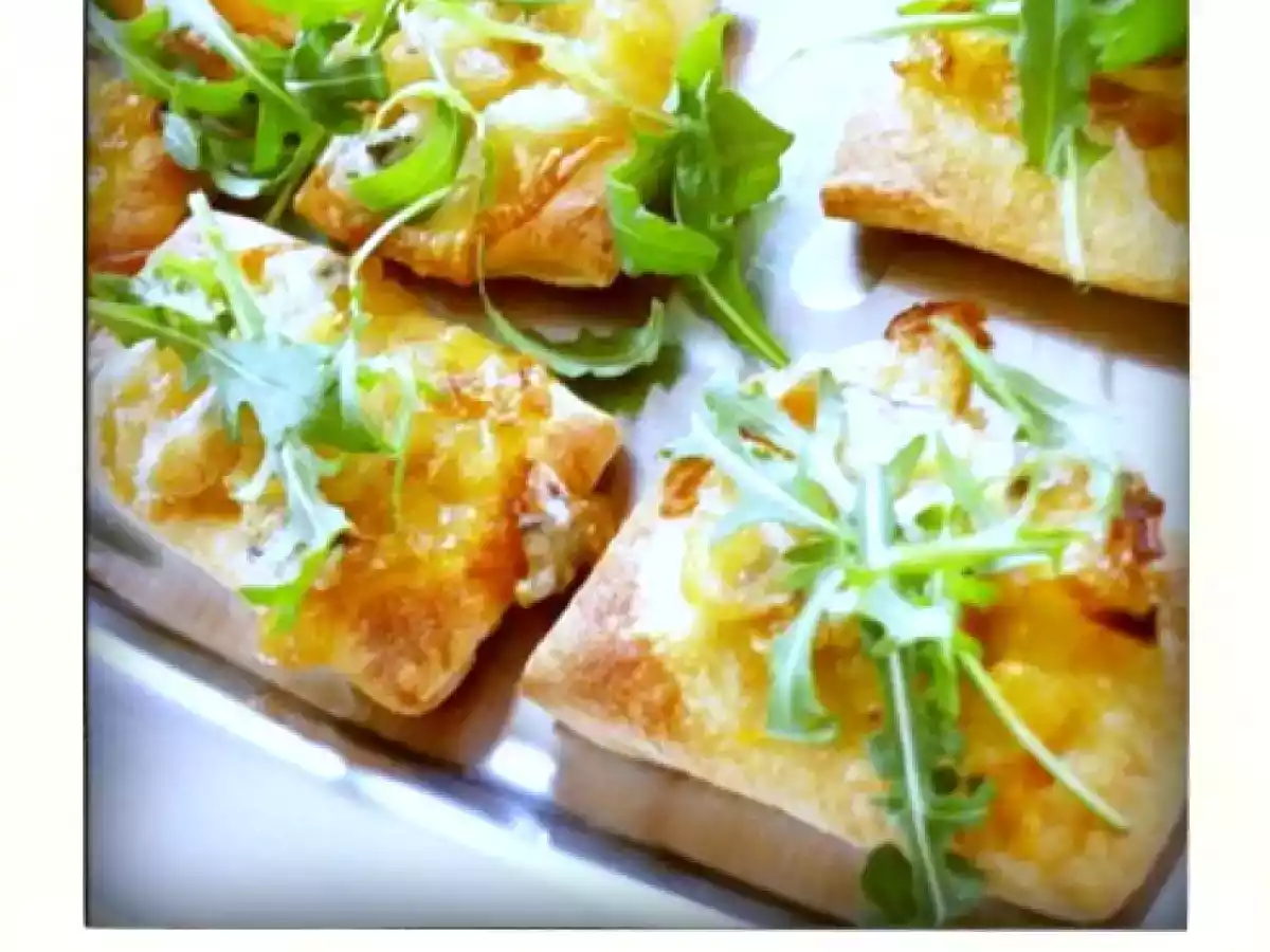 Pizettes aux oignons caramélisés et au gorgonzola