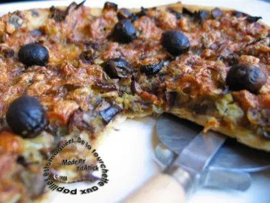 Pizza à l'aubergine, poivrons, oignons, olives, mozza et marjolaine