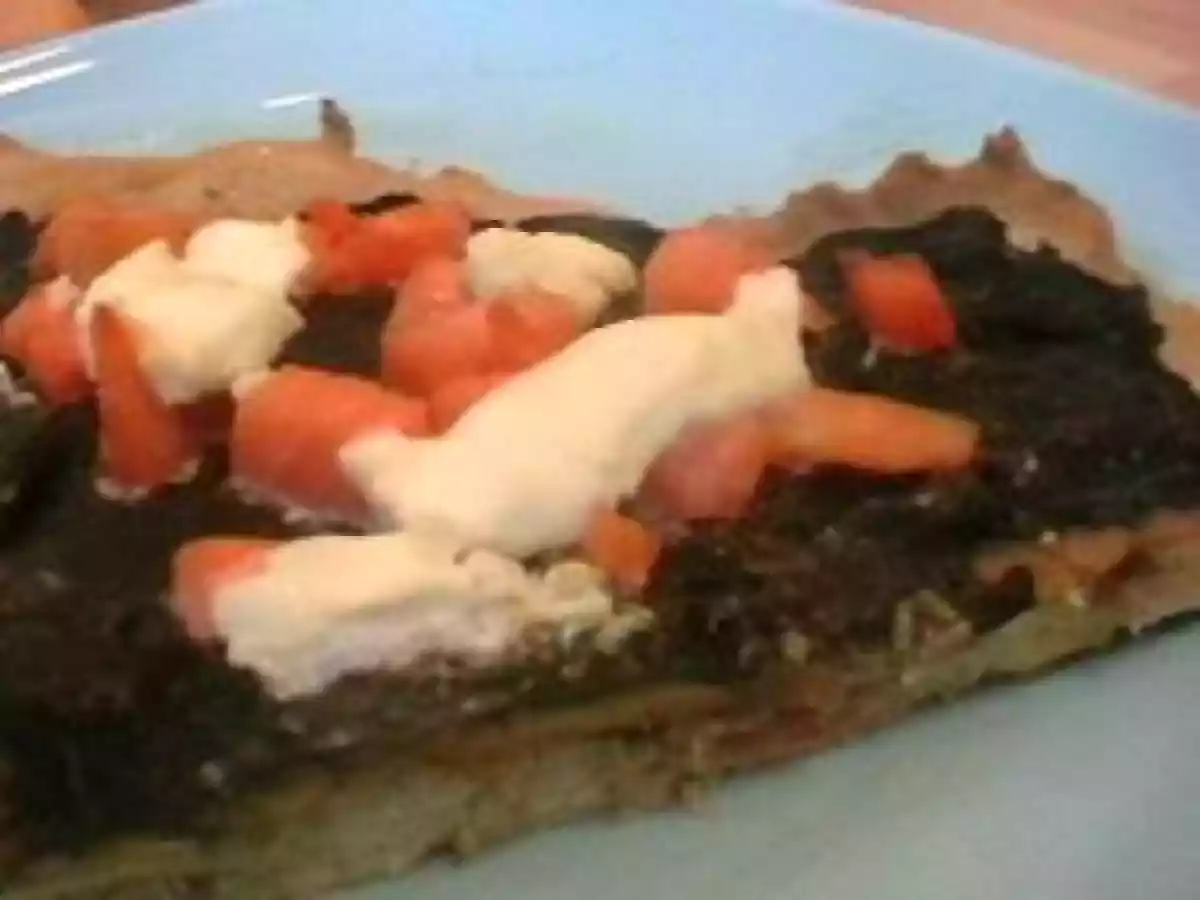 Pizza à l'oseille, chèvre frais et saumon fumé