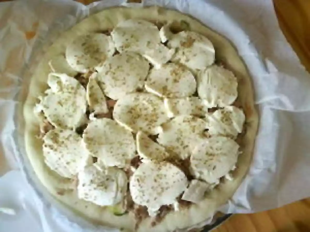 Pizza à la courgette et au thon