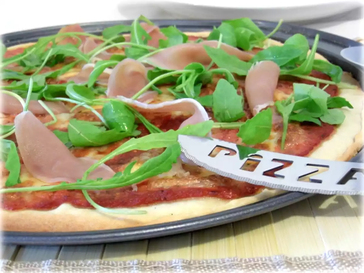 Pizza à la mozzarella, roquette et jambon sec italien