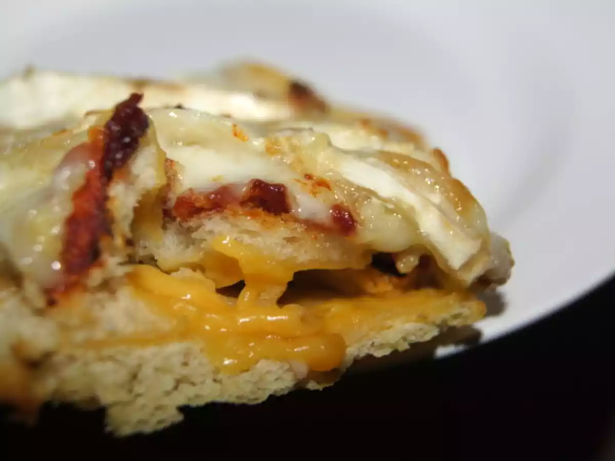 Pizza à la pâte moelleuse et épaisse avec le fromage dans la pâte - photo 2