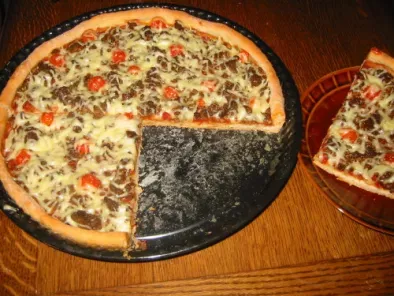 Pizza à la viande hachée et tomates cerise
