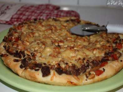 Pizza au boeuf haché et aux pignons