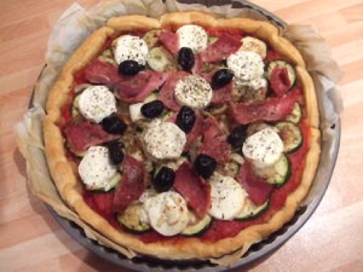 Pizza au chèvre, courgette, jambon et tomate. - photo 2