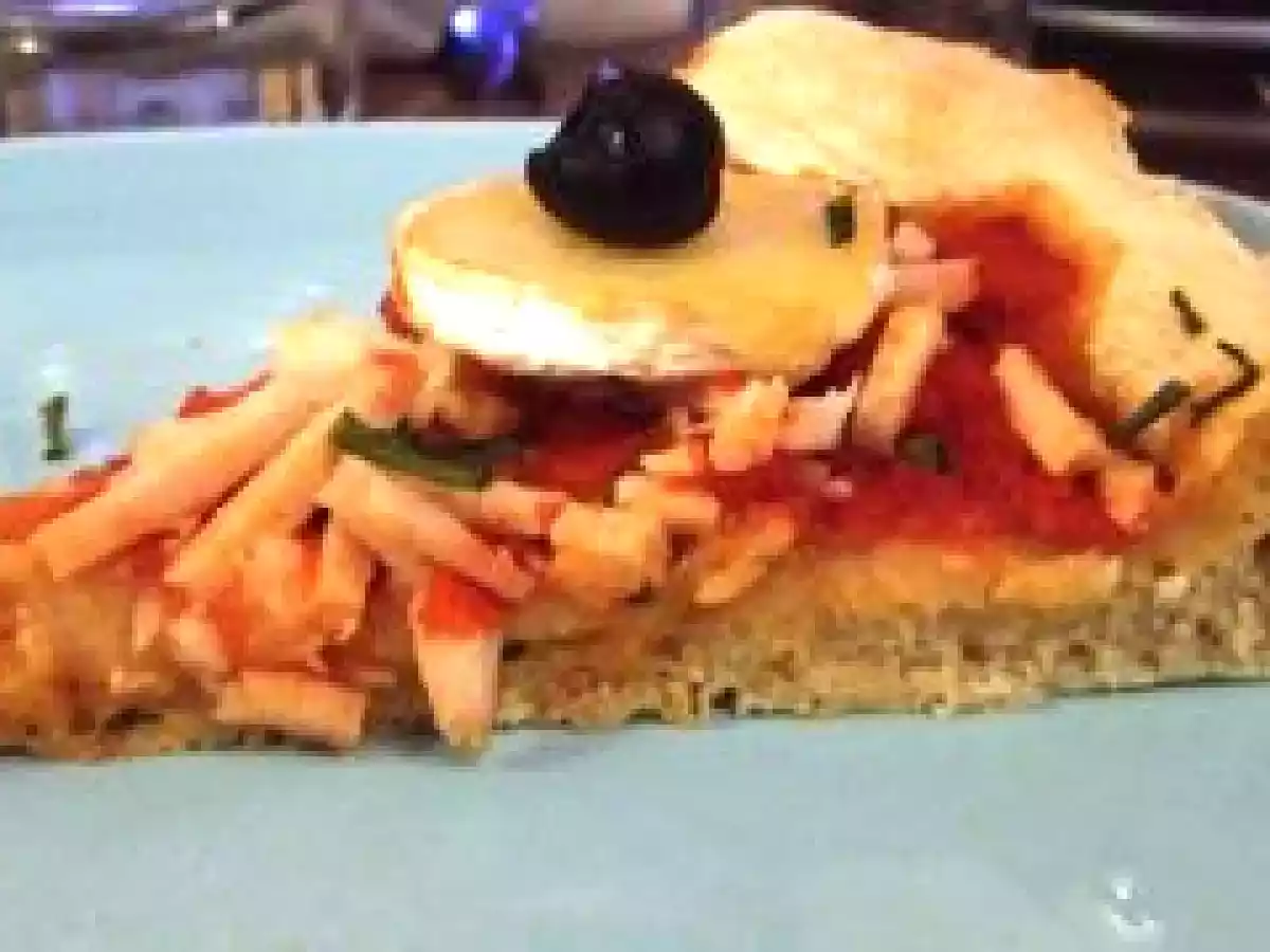 Pizza au chèvre, jambon & tomate