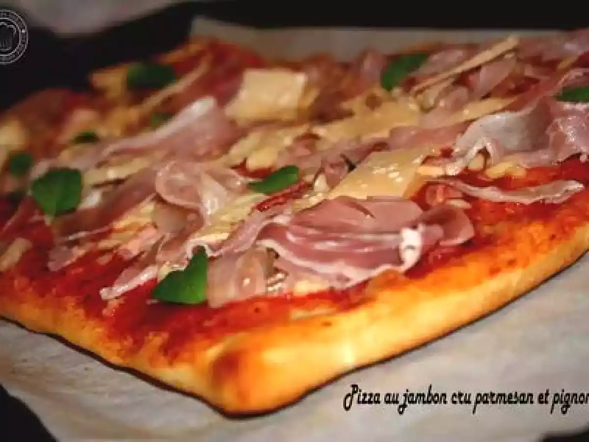 PIZZA AU JAMBON CRU PARMESAN ET PIGNONS DE PIN