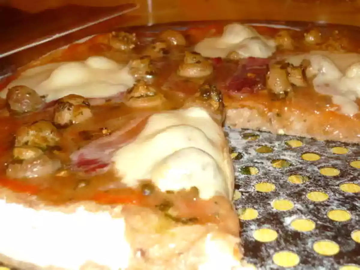 Pizza au magret séché sauce au poivre vert