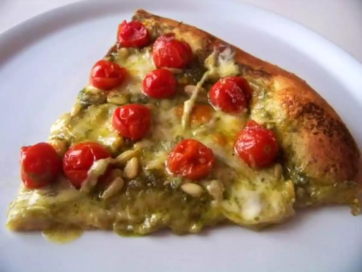 Pizza au pesto basilic tomates cerise et pignons de pin