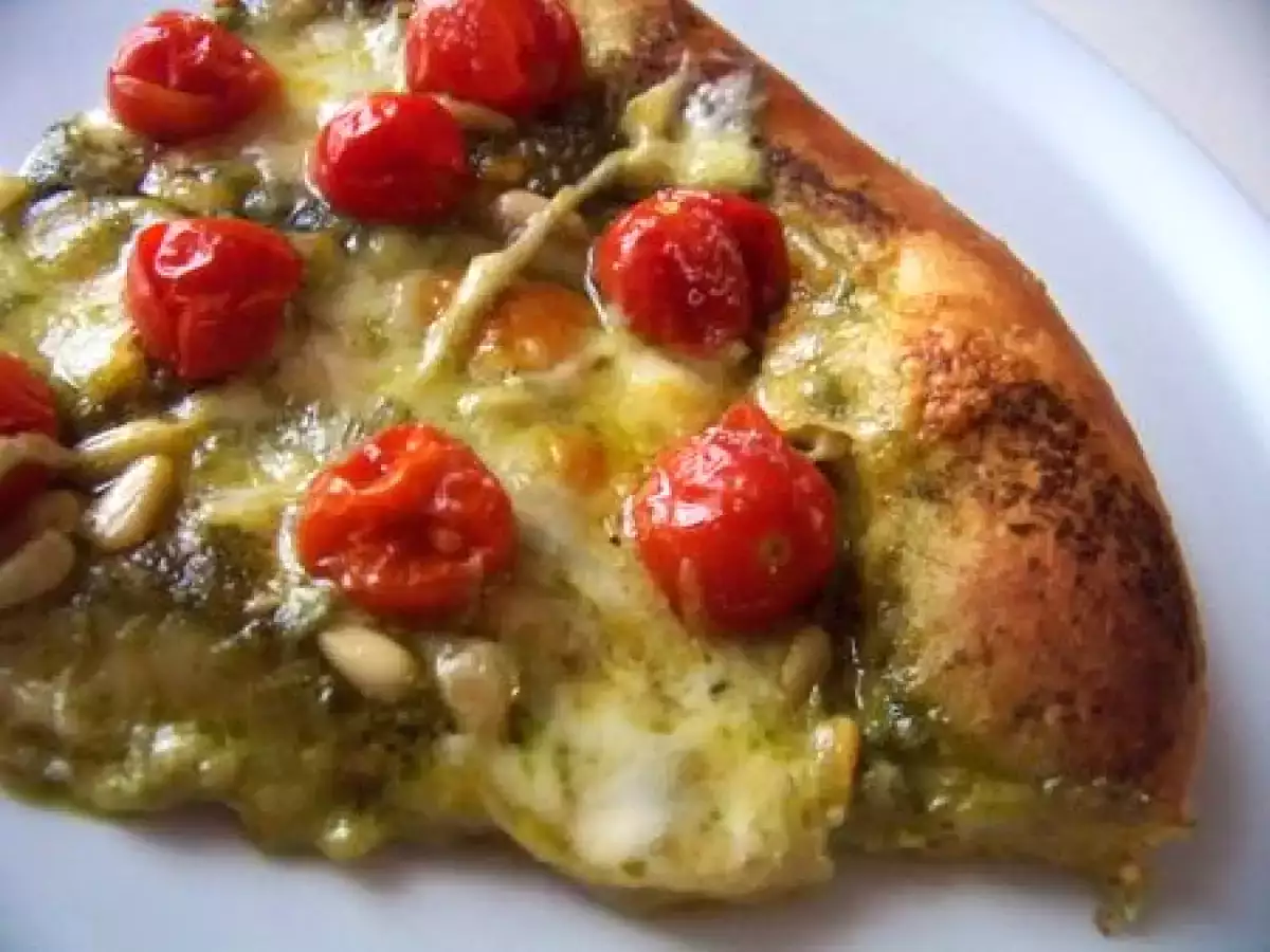 Pizza au pesto basilic tomates cerise et pignons de pin - photo 2