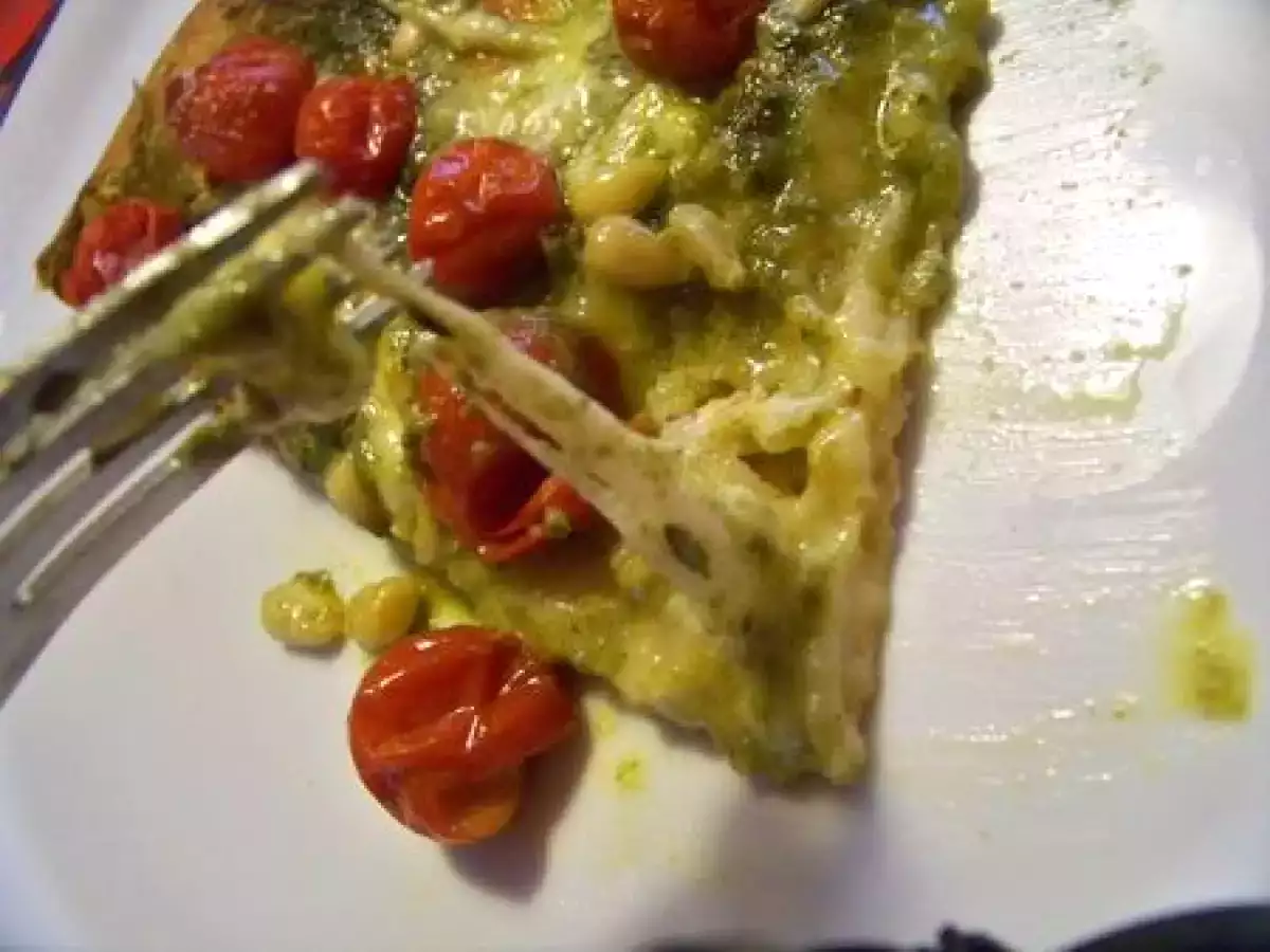 Pizza au pesto basilic tomates cerise et pignons de pin - photo 3