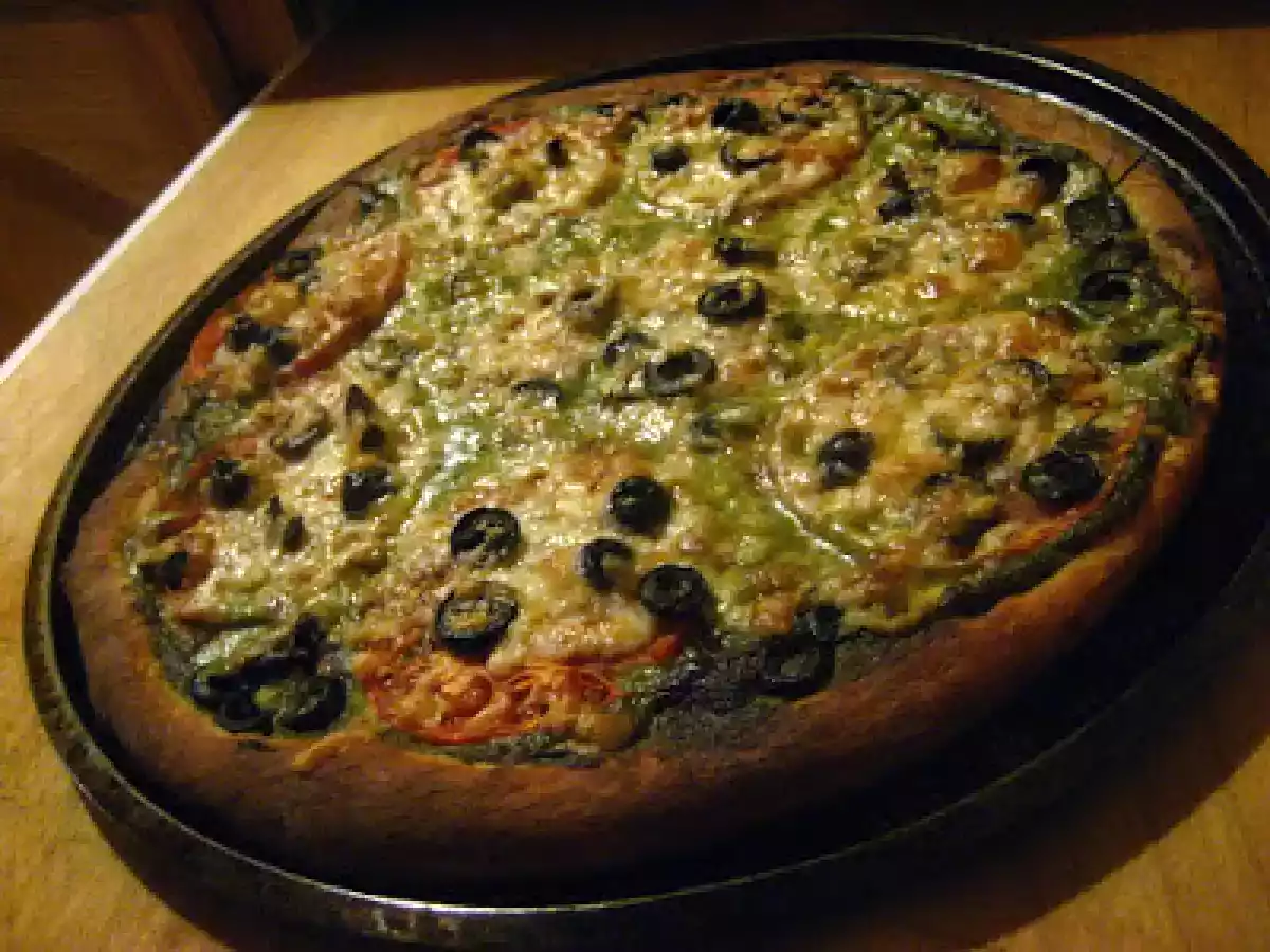 Pizza au pesto d'épinards et aux tomates du jardin