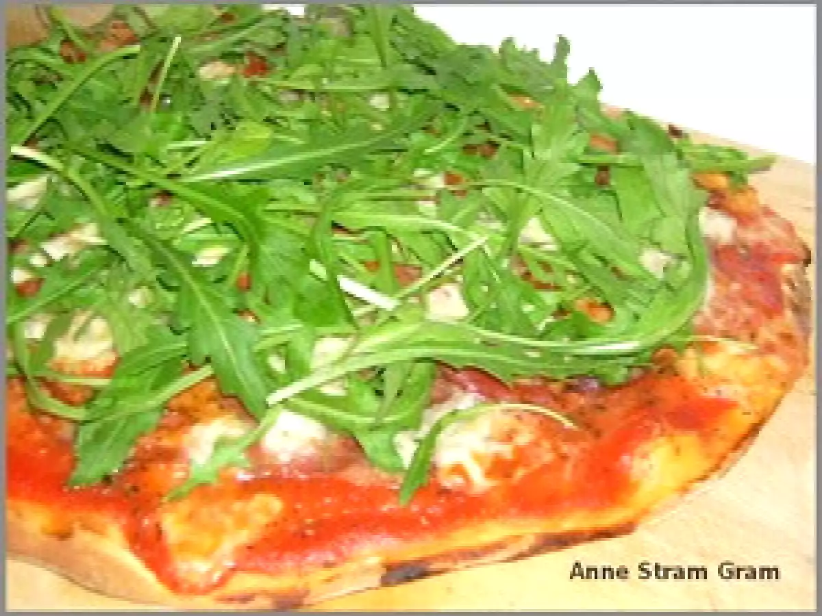 Pizza au prosciutto et à la roquette