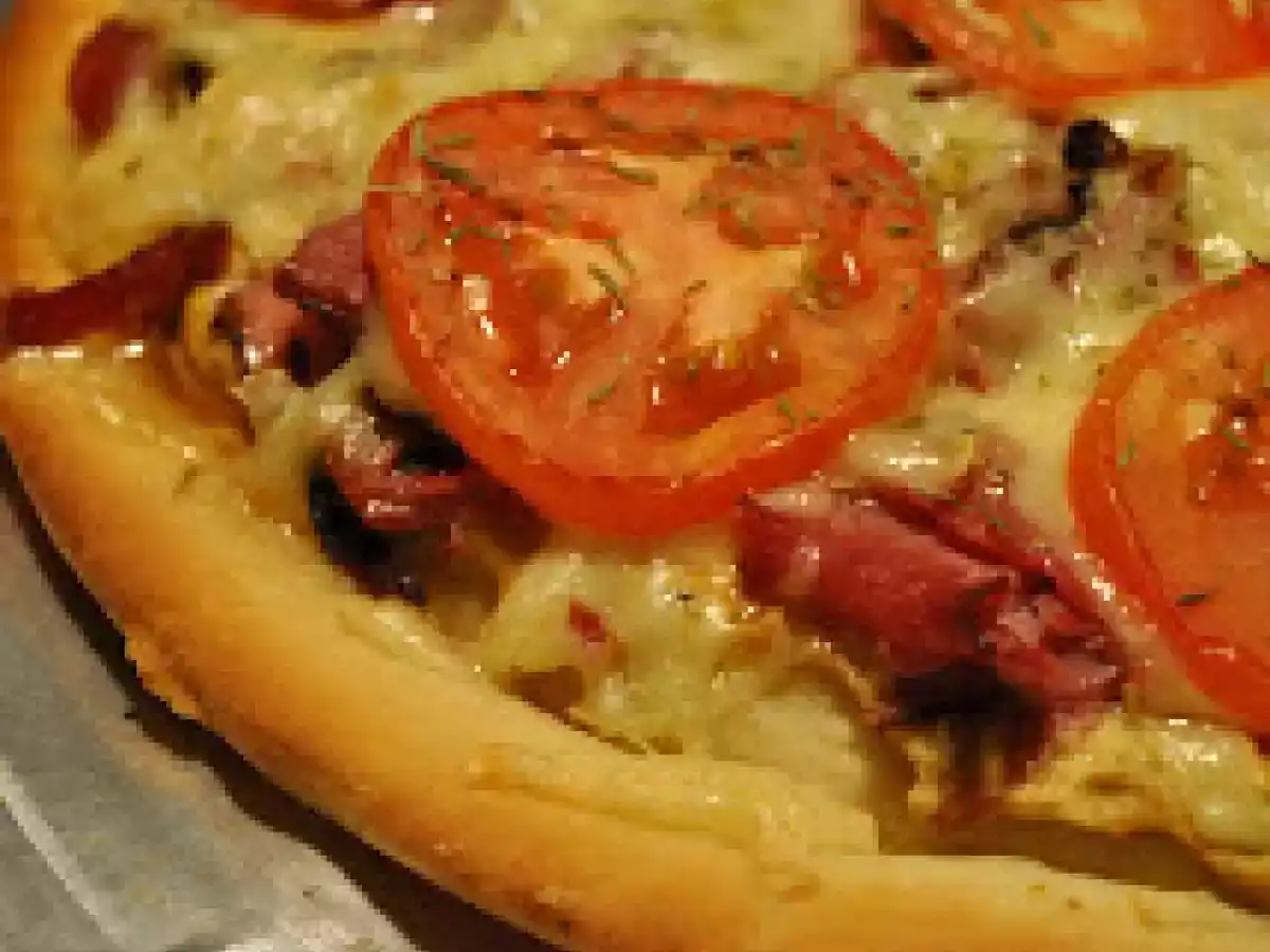 Pizza au smoked meat et moutarde de dijon et sa salade de cornichons!