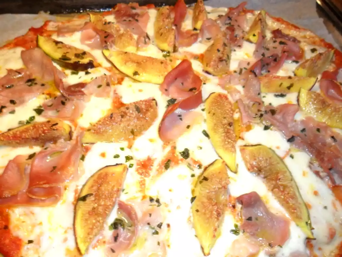 Pizza aux figues fraîches, mozzarella et jambon cru
