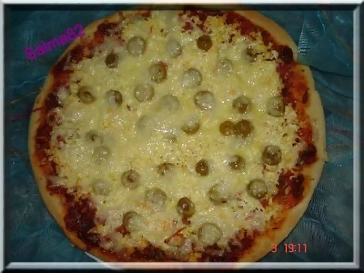 Pizza aux oeufs et saucisse fumé