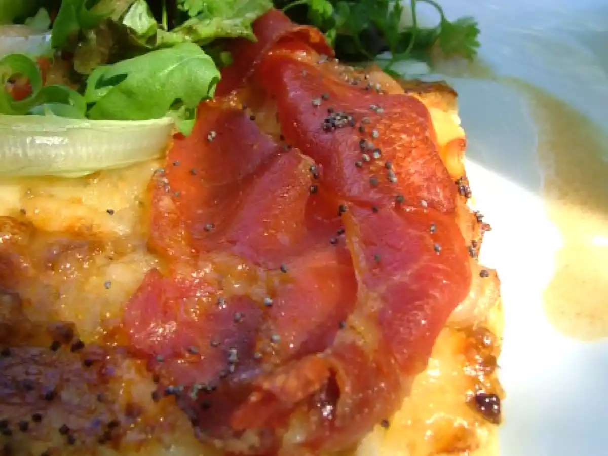 Pizza aux oignons, brie et jambon cru, pâte maison aux graines de pavot