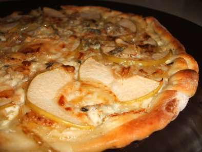 Pizza aux oignons, pommes & gorgonzola