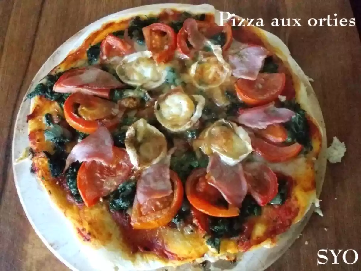 Pizza aux orties, tomate, bacon et chèvre, cuite sur pierre