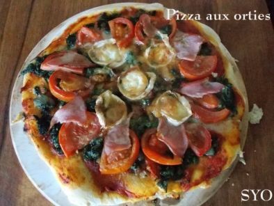 Pizza aux orties, tomate, bacon et chèvre, cuite sur pierre