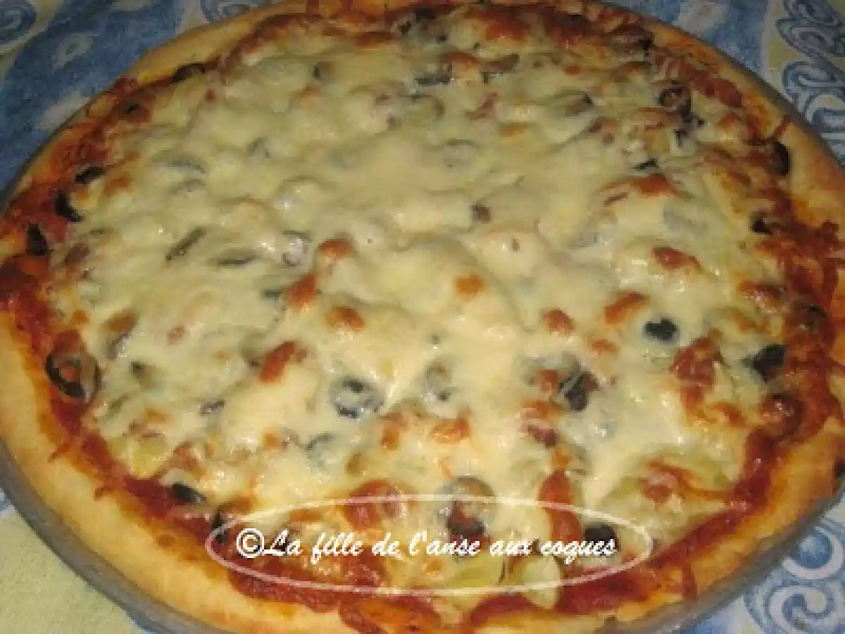 PIZZA AUX POIVRONS GRILLÉS, AUX ARTICHAUTS ET AU PROSCIUTTO