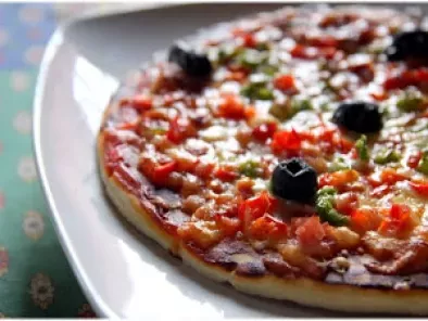 Pizza aux poivrons, jambon, fromage et olives