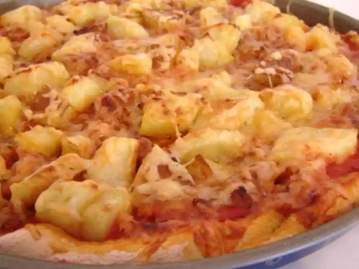 Pizza aux pommes de terre et à la chair à saucisse