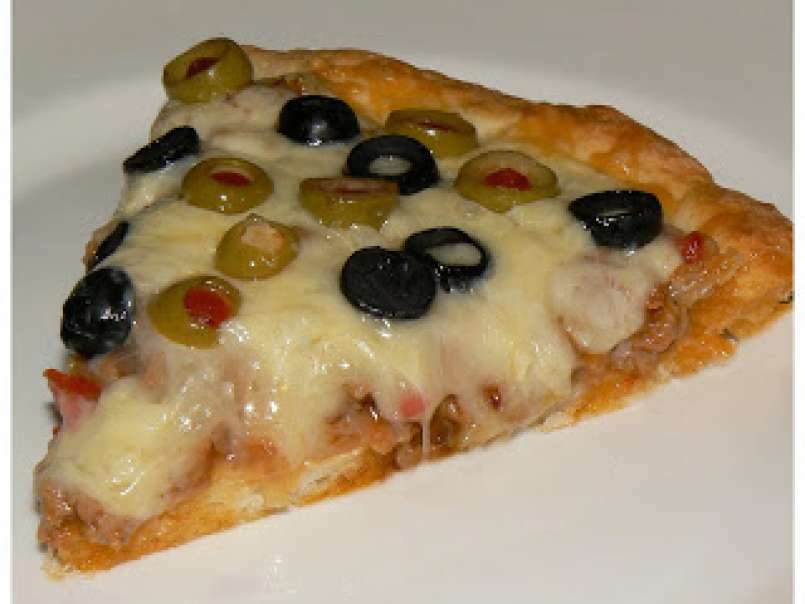 Pizza aux saucisses italiennes et aux 2 olives