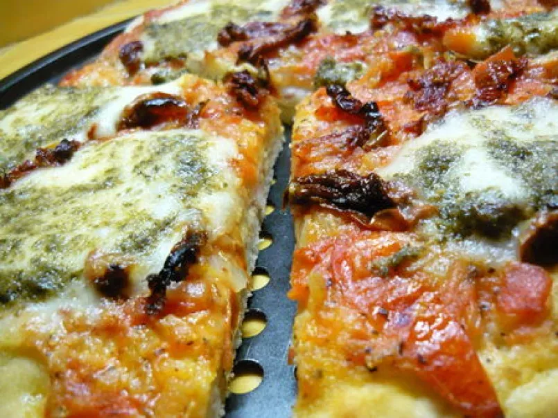 Pizza aux tomates séchées, mozzarella et pesto