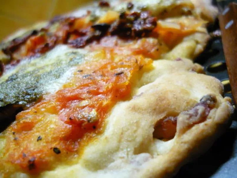 Pizza aux tomates séchées, mozzarella et pesto - photo 2