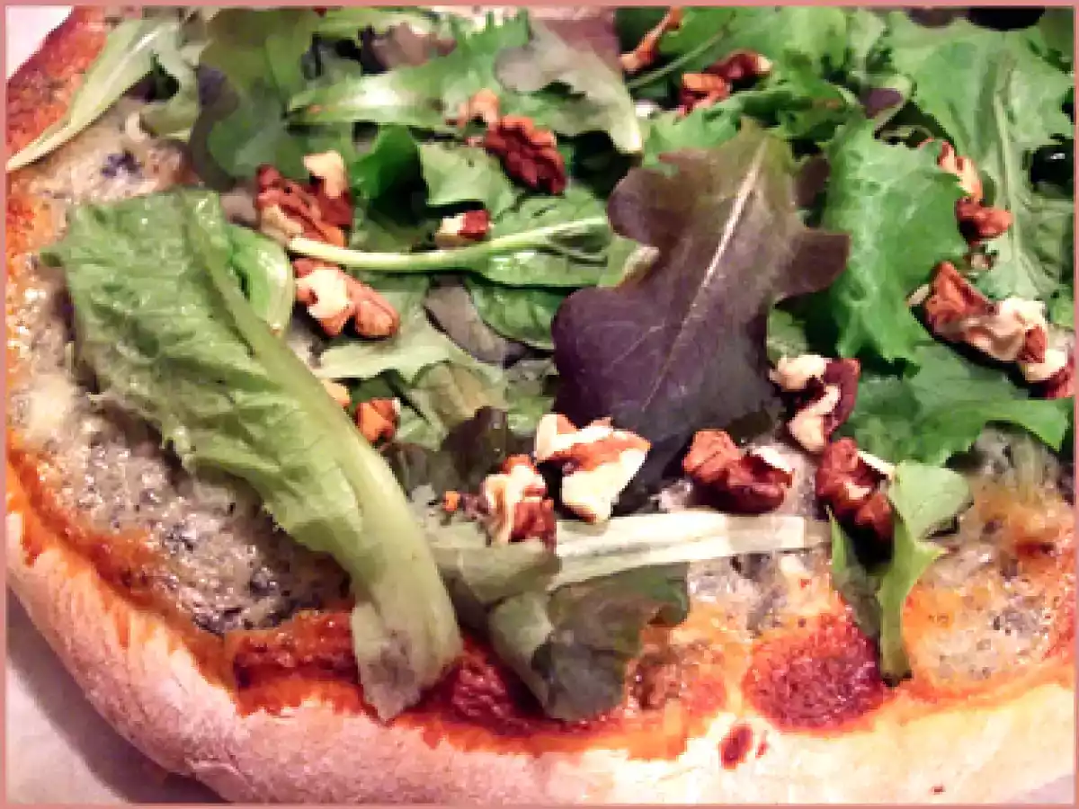 Pizza bleu, noix et roquette
