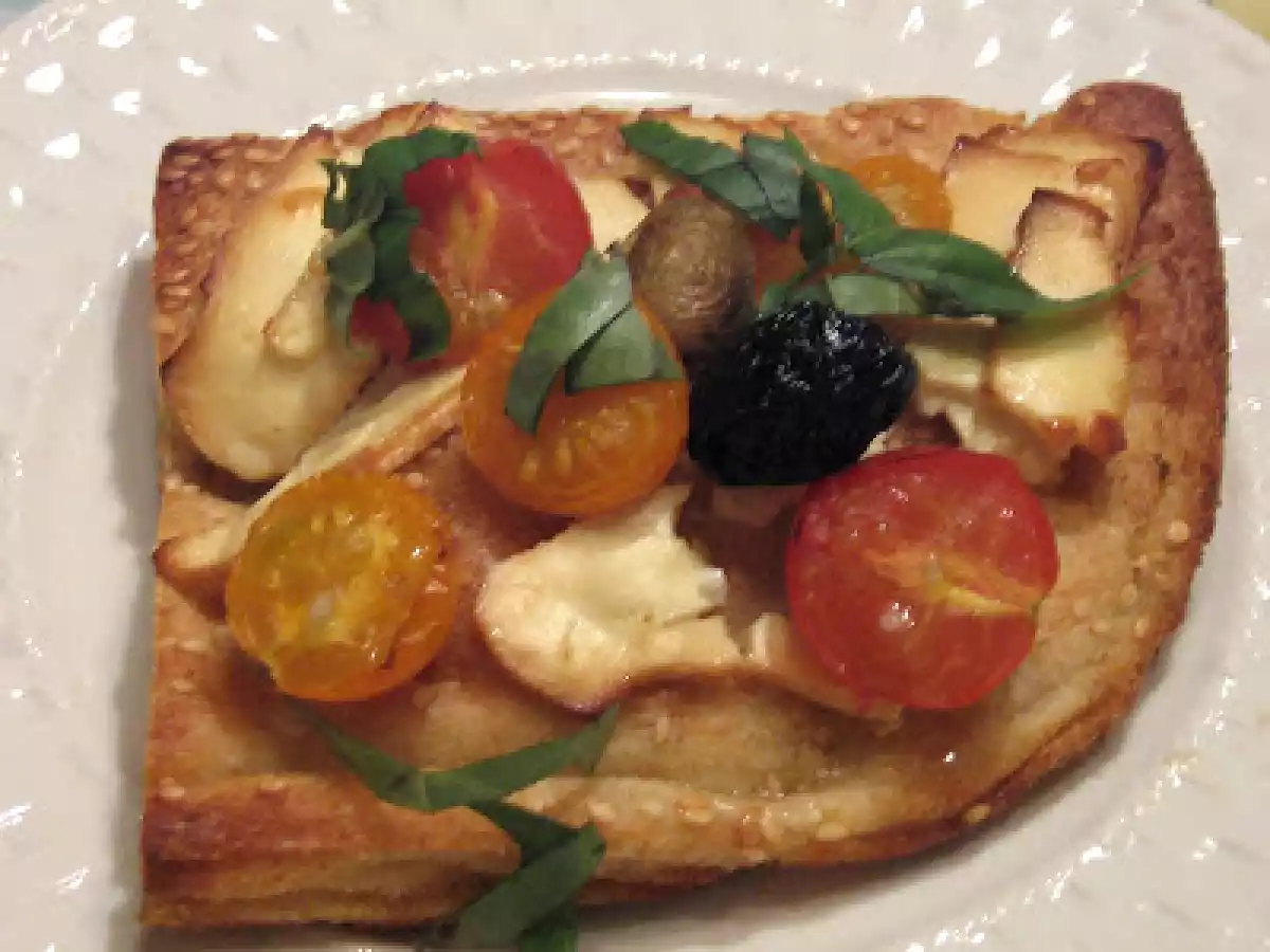 Pizza-entrée au fromage fumé et aux tomates cerises