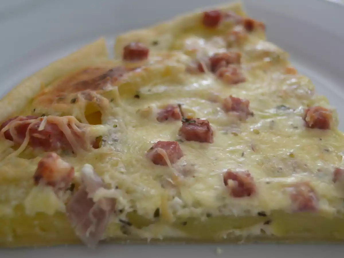 Pizza gourmandine aux pommes de terre, jambon et parmesan