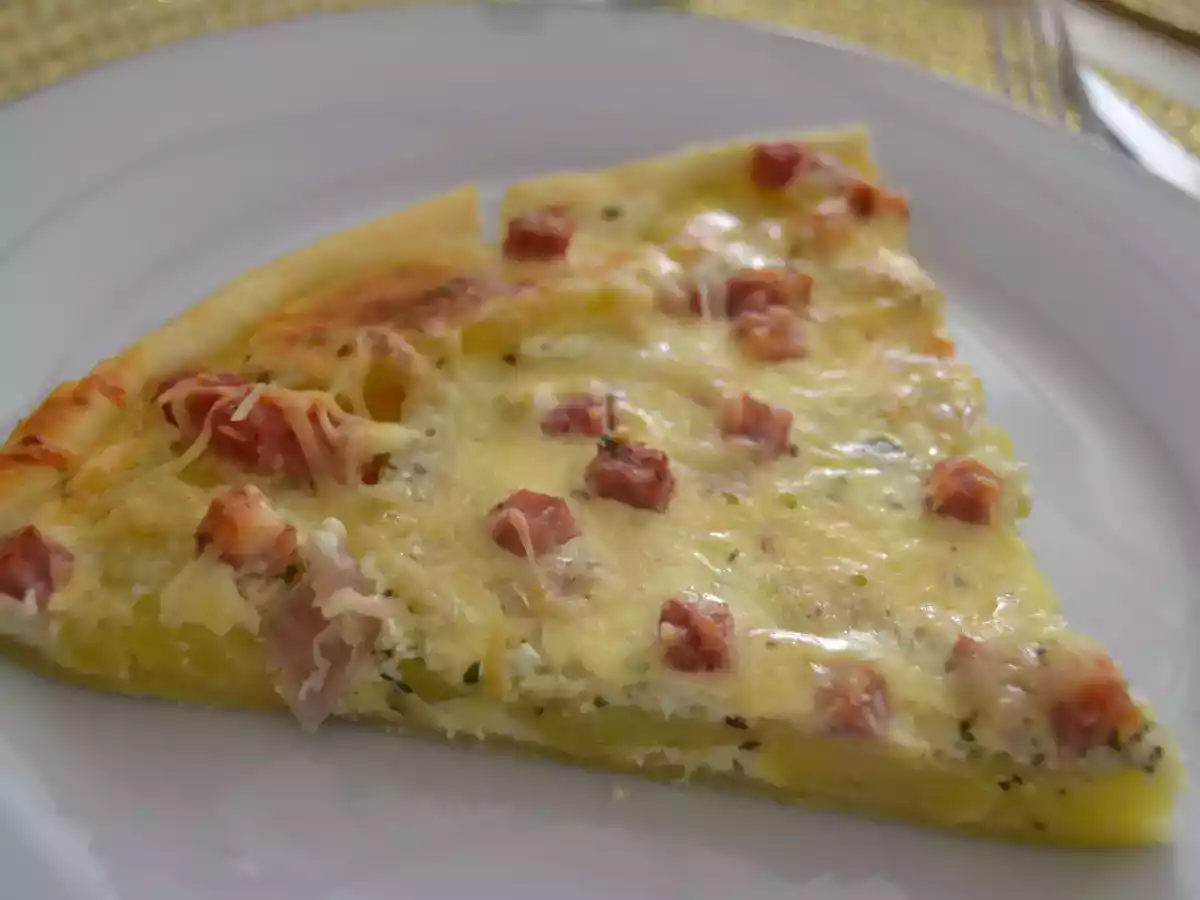 Pizza gourmandine aux pommes de terre, jambon et parmesan - photo 2