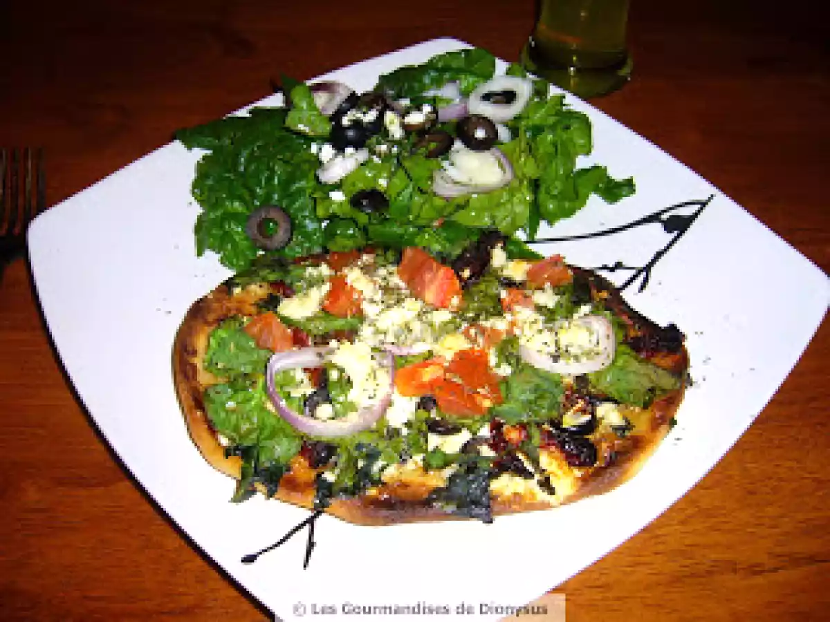 Pizza grecque avec épinards, féta et olives